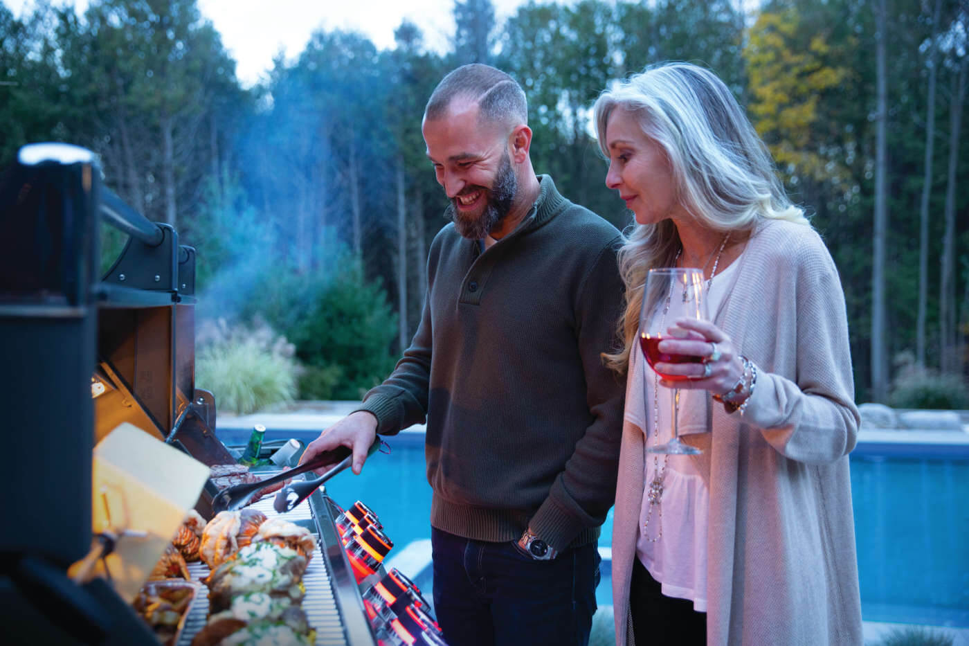 PRO825RSBIPSS-3-Web-Gallery-05-Prestige-Pro825-3-Life-Man-and-Woman-Grilling-Dusk