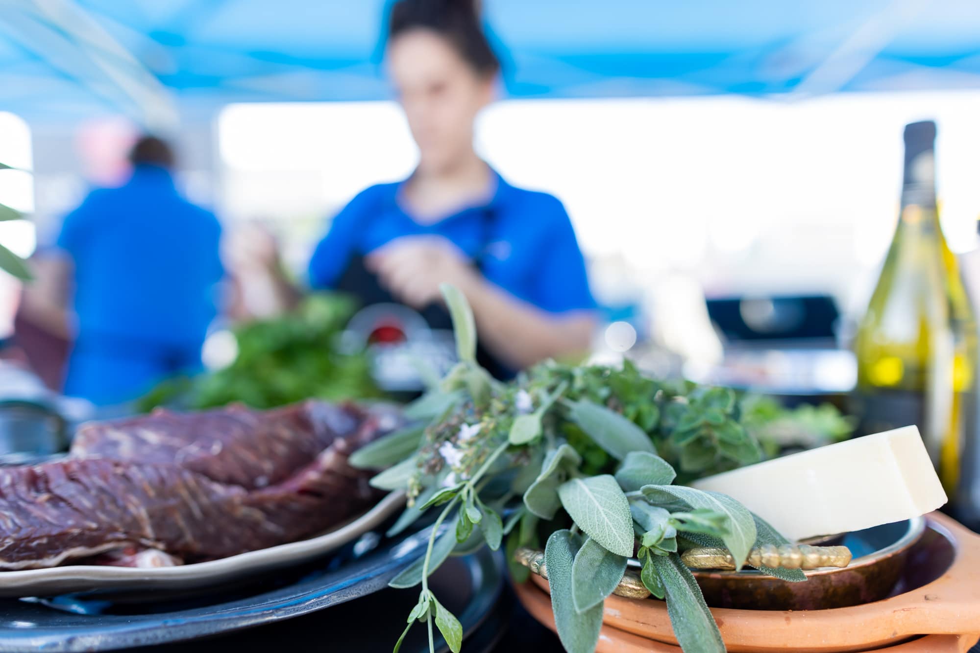 טטאקי נתח קצבים על קרם ארטישוק ירושלמי, עם גרמולטה, עלי חזרת וצ׳ילי אדום