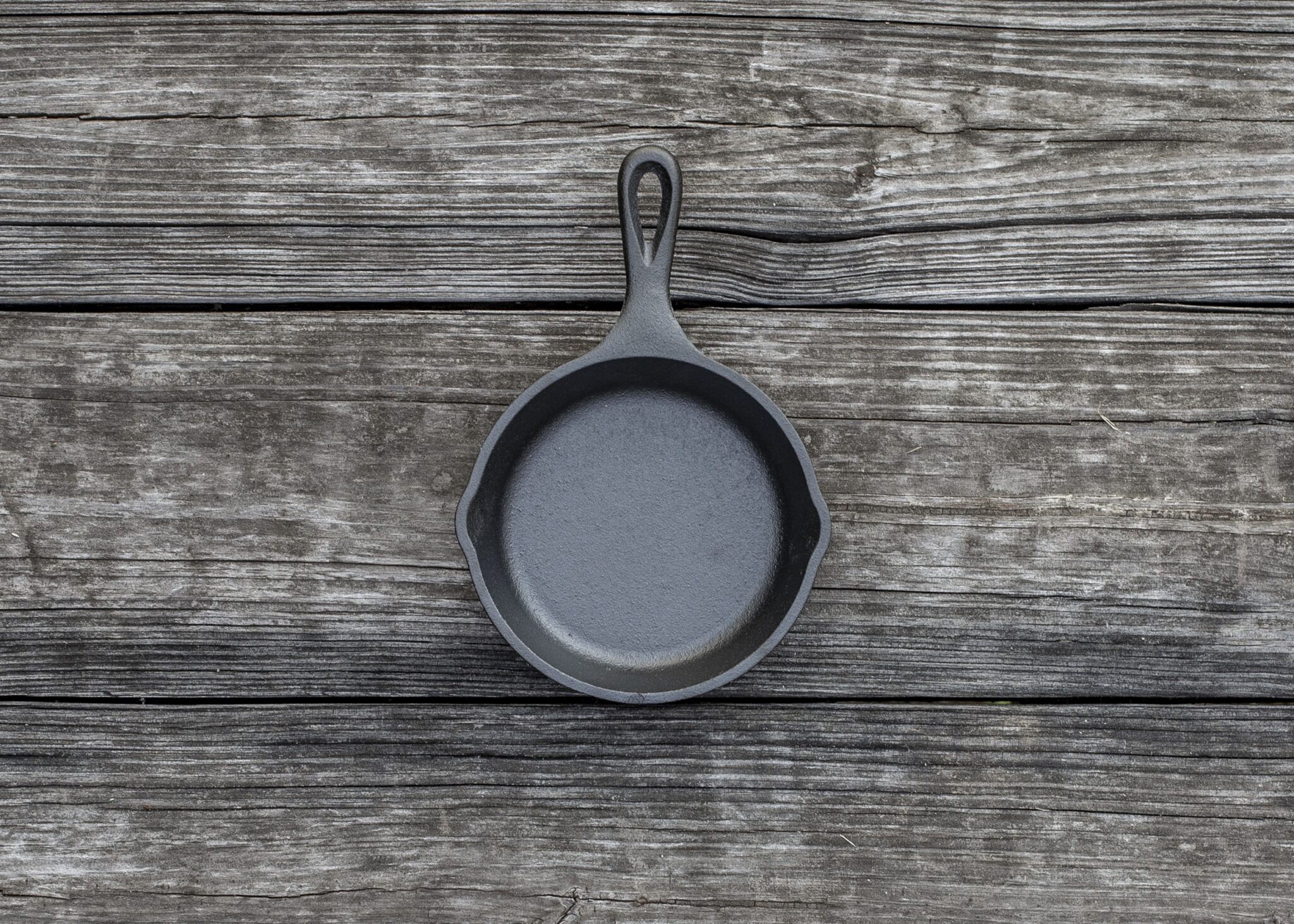 תחזוקת רשתות צלייה, מחבתות, סירים ופלנצ'ות עשויות יציקת ברזל lodge