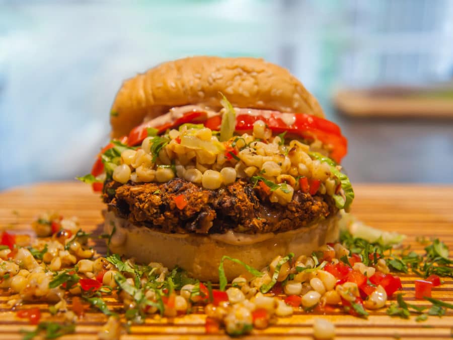 המבורגר שעועית שחורה סנטה פה עם סלסת תירס בגריל
