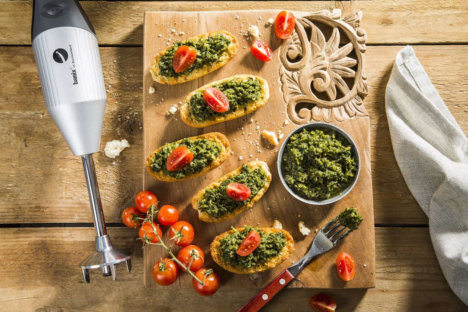 ממרח פסטו בבלנדר מוט BAMIX