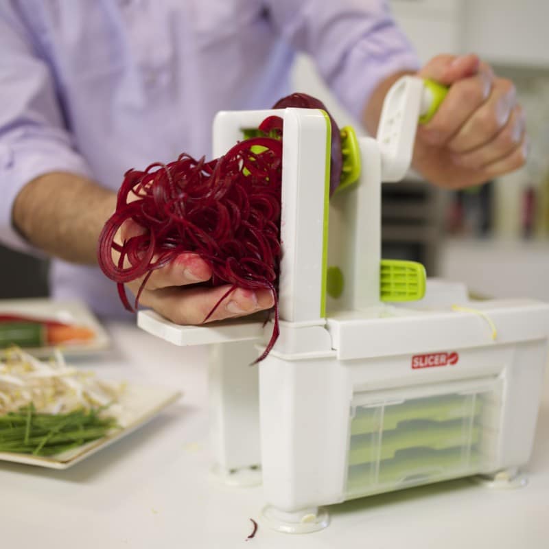 סלט חגיגי של תפוחים אגסים ורוקפור בספירל סלייסר המקורי