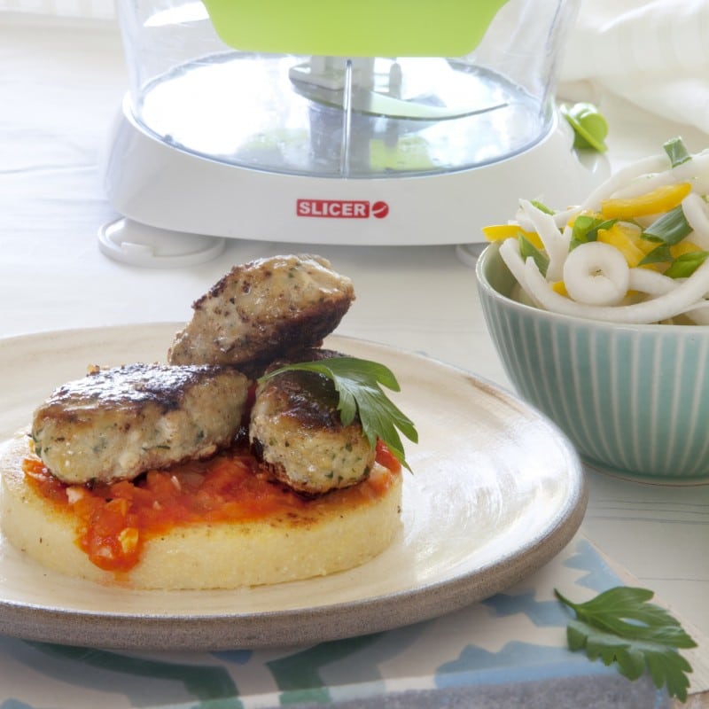 קבבוני דג על מצע פולנטה ורוטב עגבניות פיקנטי