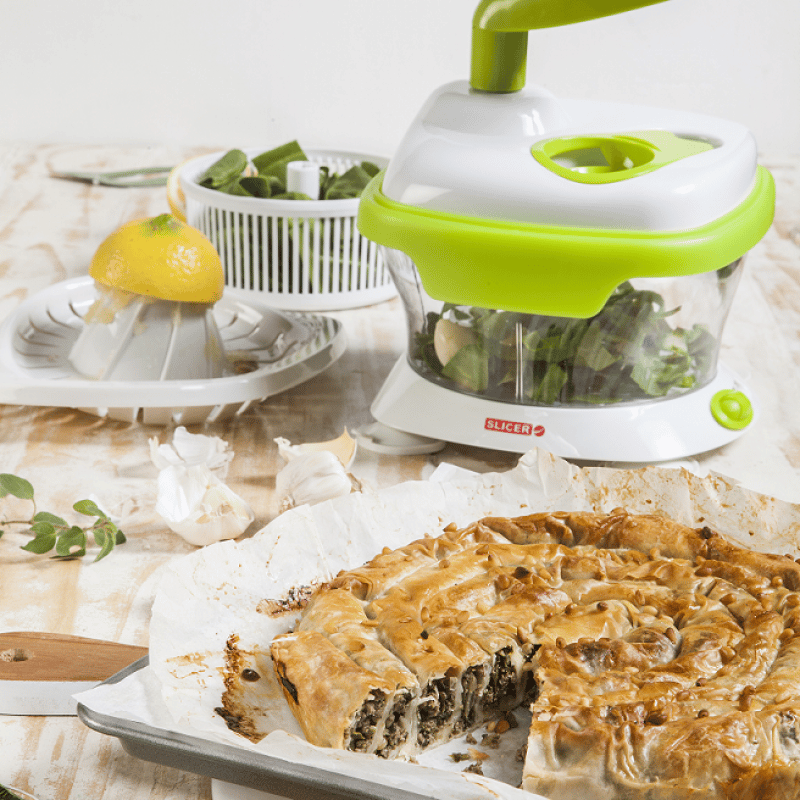 מאפה פילו יווני עם בשר, תרד וצנוברים