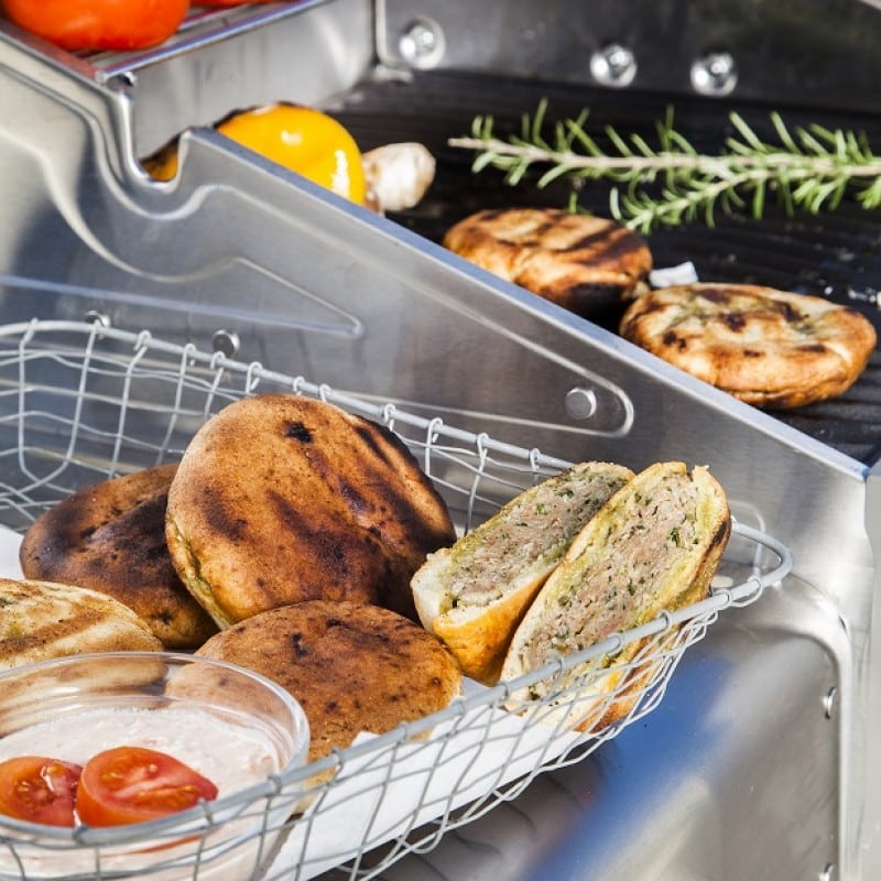 עראיס בפיתה עם טחינה עגבניות