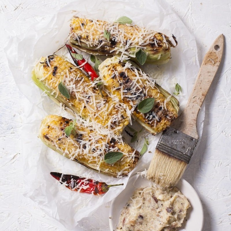 קלחי תירס בחמאת אנשובי ופרמזן