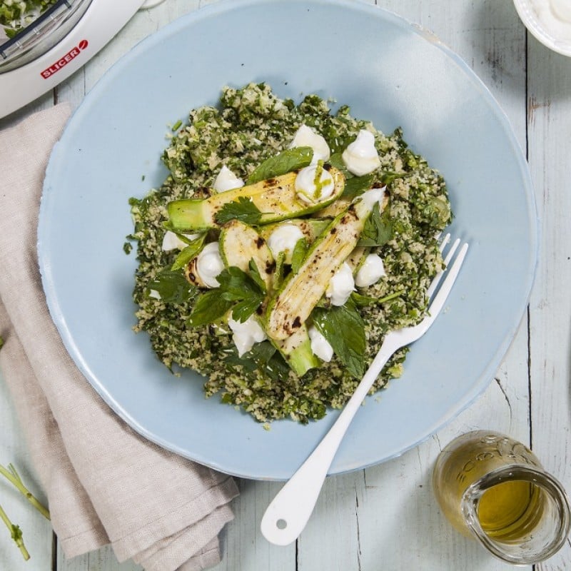 סלט טאבולה חגיגי עם ענבים וקישואים במאסטר סלייסר