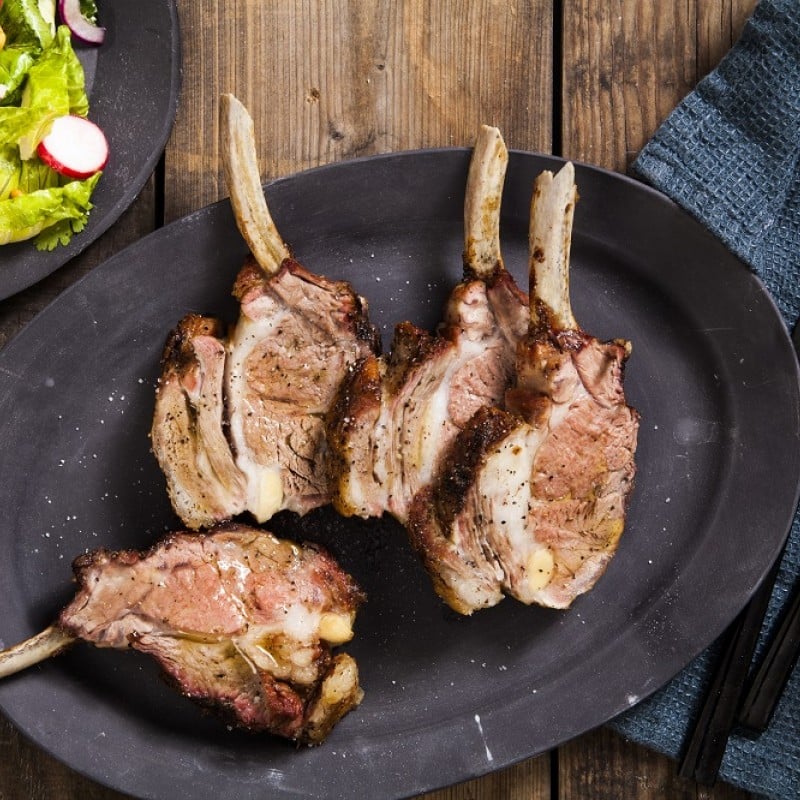 צלעות טלה על גריל פחמים NAPOLEON