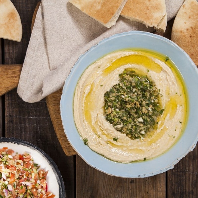 חומוס עם רוטב סחוג וסלט ירקות קצוץ