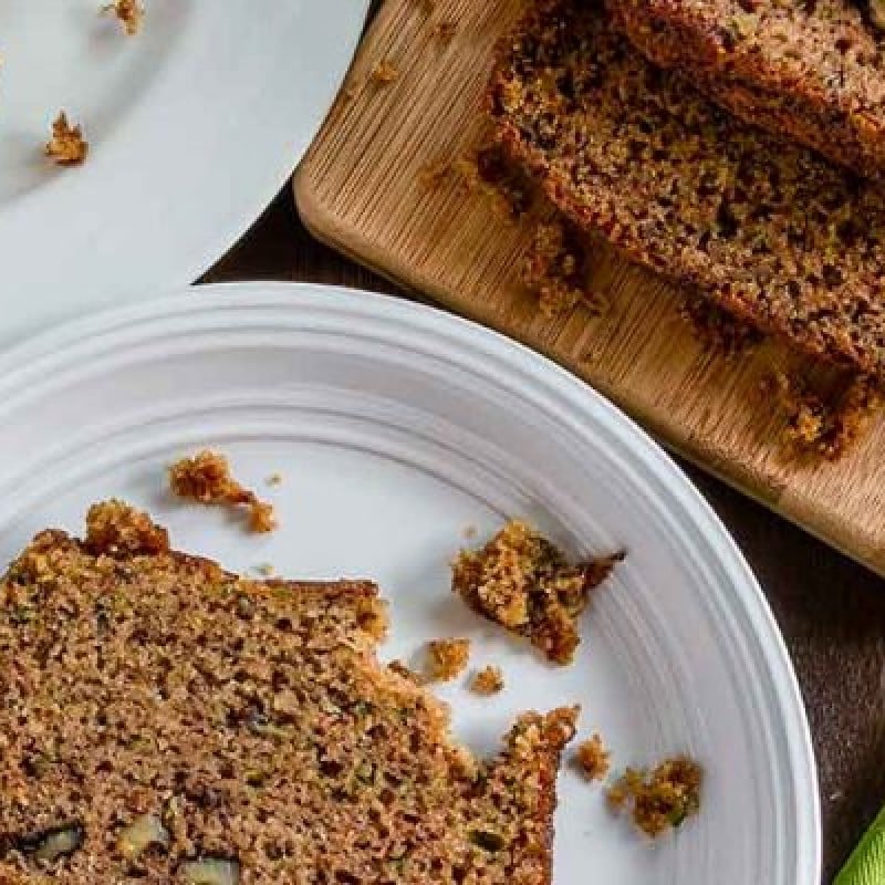 לחם זוקיני עם נגיעת עישון ב- Big Green Egg