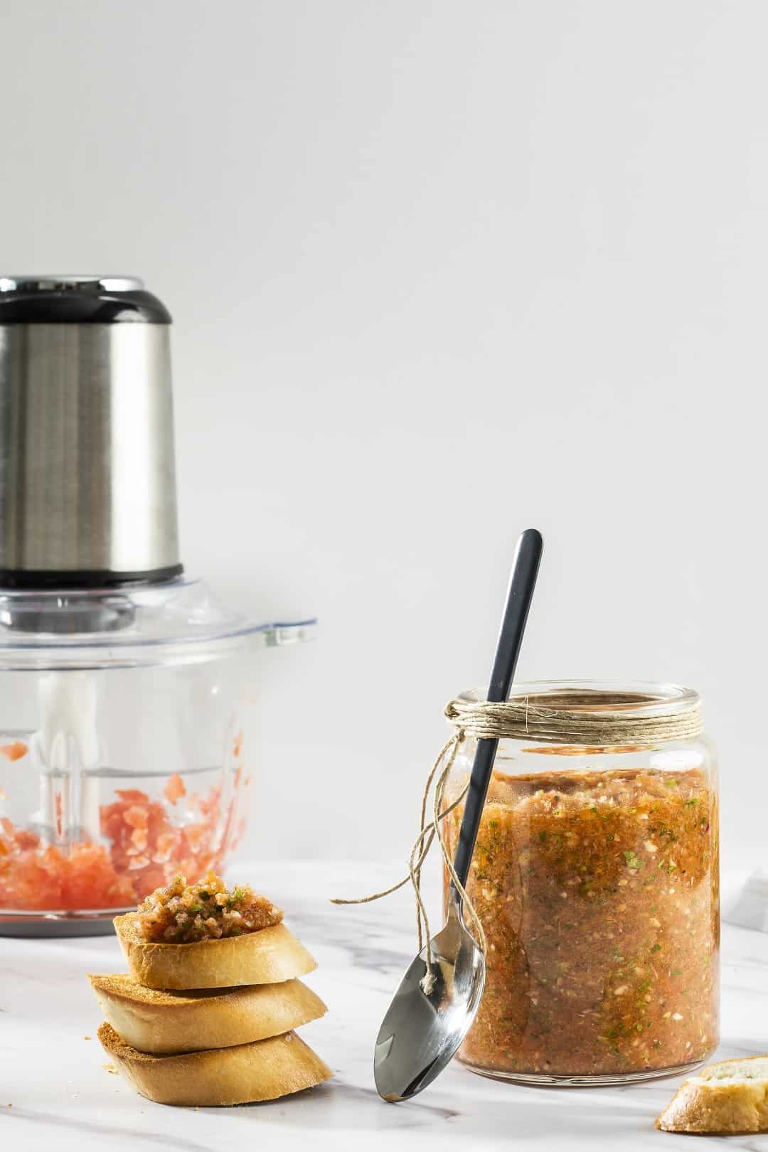 סלסת עגבניות ובצל סגול