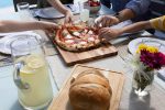 Alfaforni_pizza-hands2