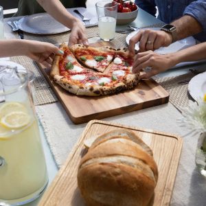 Alfaforni_pizza-hands2