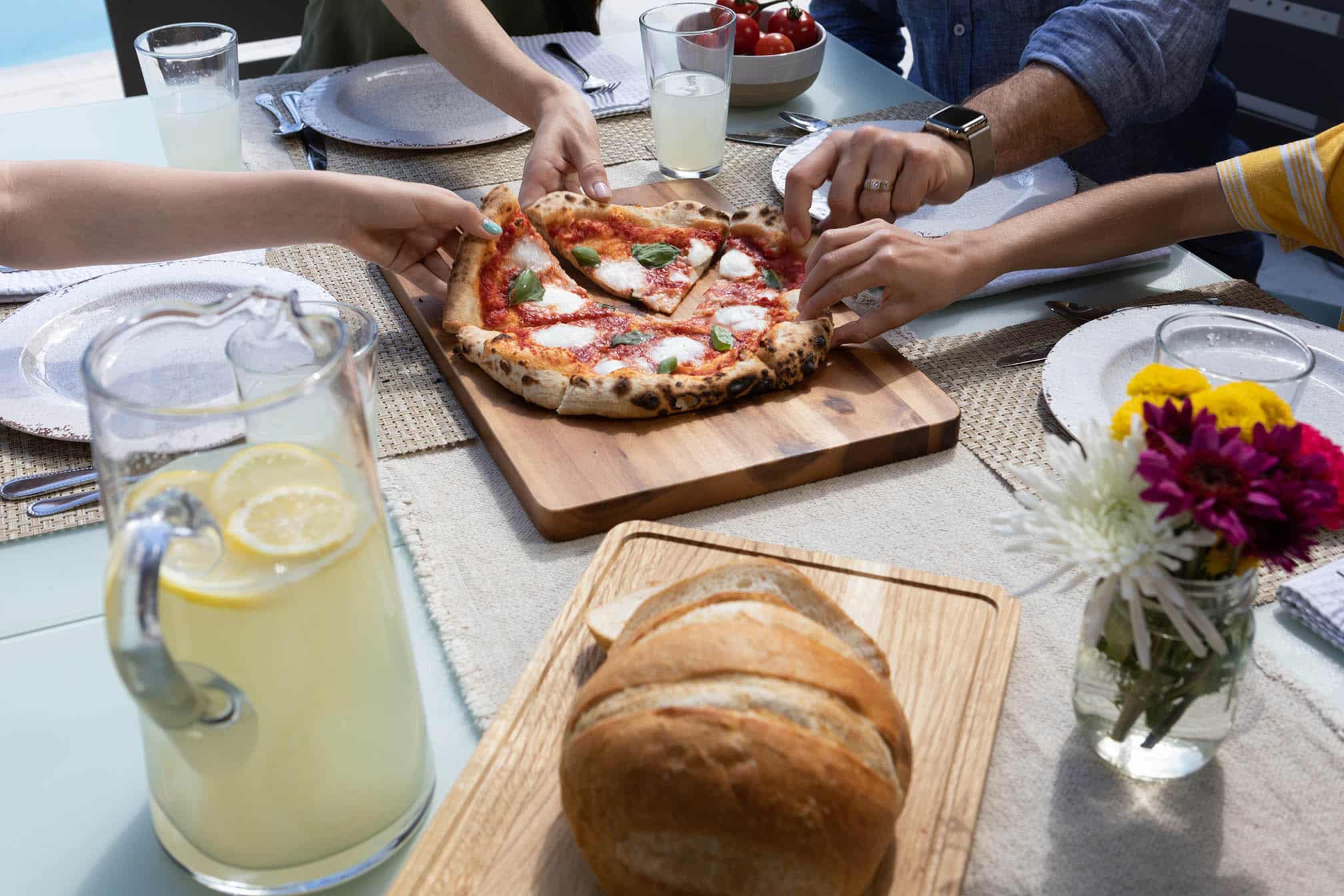 Alfaforni_pizza-hands2