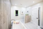 NEFVC32H-Web-Gallery-02-Allure-Vertical-NEFVC32H-Life-Bathroom