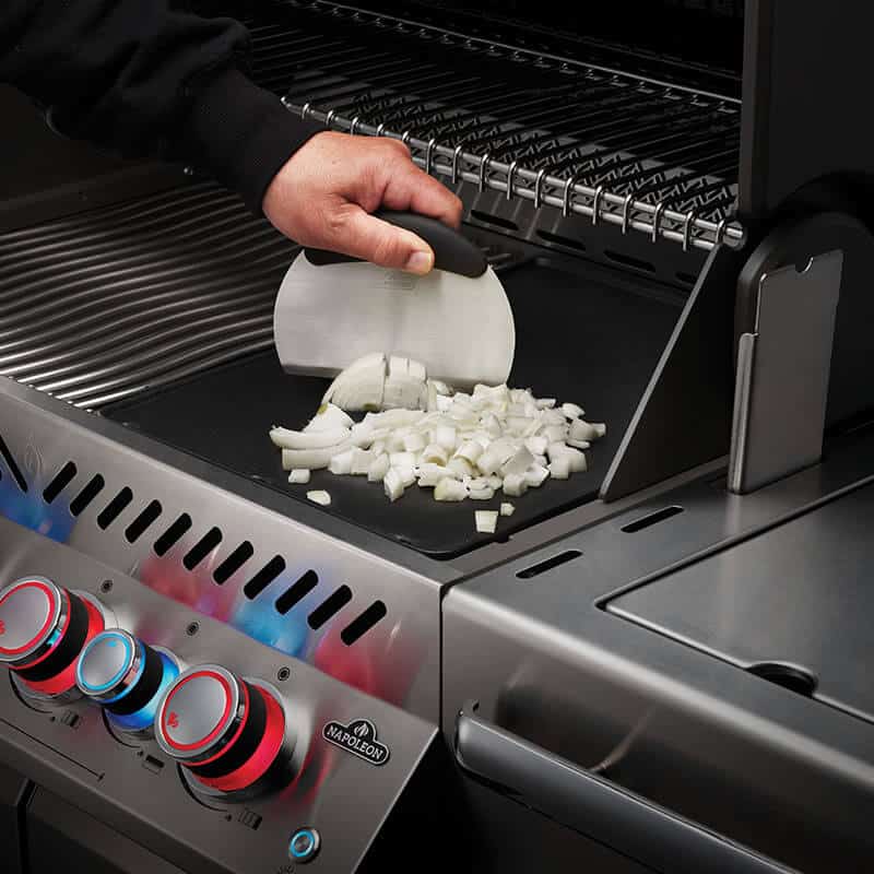 0_0002_70081-Planchet-Set-InUse-Chopping