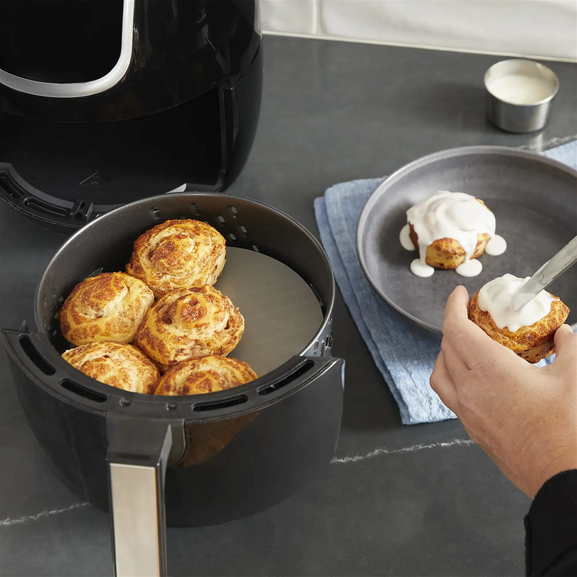 AirFryer_CinnamonRolls_PowerXL-05-NoLogo